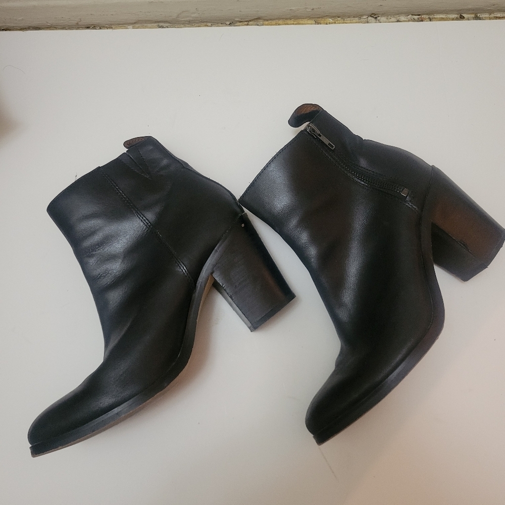Gap Black Leather Chunky Heel Bootie Size 9. Minimilist Modern Western